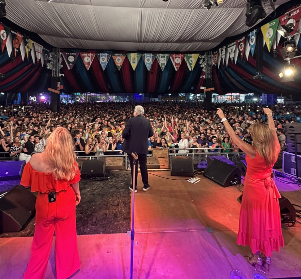 frogettes on stage